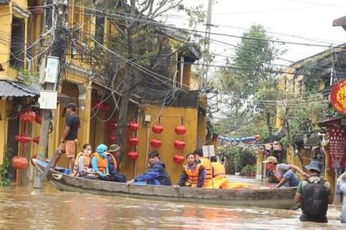 Phố cổ Hội An chìm sâu trong nước lũ