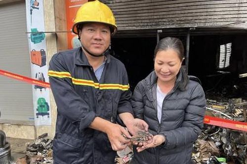 Cảnh sát nhặt được vàng khi chữa cháy, trao trả lại cho chủ nhà