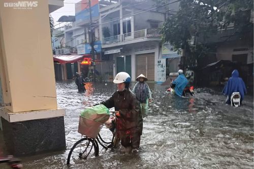 Bình Định, Phú Yên: Mưa lớn, nhiều vùng đất chìm trong mênh mông 'biển nước'