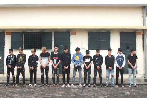 Dùng hung khí đánh nhầm người trong đêm, 12 nam thanh niên bị bắt giữ