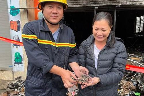 Cảnh sát cứu hỏa nhặt được vàng khi chữa cháy ở Huế