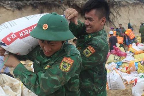 Hàng trăm chiến sĩ cùng người dân oằn mình vác bao cát gia cố bờ biển sạt lở