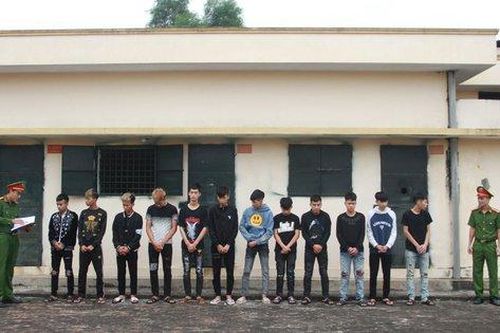 Tạm giữ 12 thanh niên mang hung khí, vô cớ đâm người đi đường