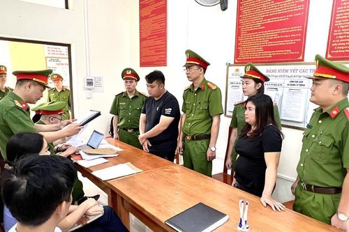Bắt giam 2 đối tượng 'rút ruột' sông Con