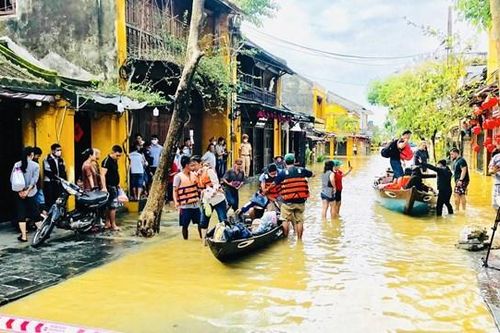 Phố cổ Hội An chìm trong nước