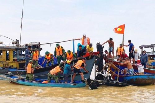 Quảng Nam: Trục vớt tàu gỗ, ca nô bị cháy trên bến Cửa Đại