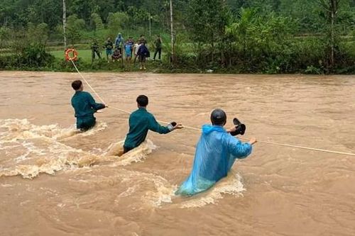 Quảng Ngãi: Đưa 18 người dân vùng sạt lở đất đá đến nơi an toàn