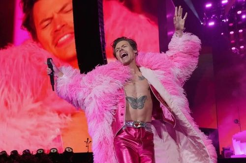 Trang phục táo bạo của Harry Styles