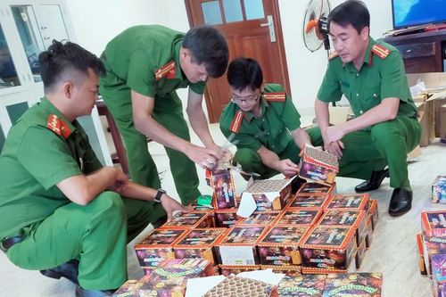 Đường dây vận chuyển 350 kg pháo nổ bằng xe thư báo