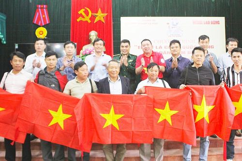 Trao tặng 10.000 lá cờ Tổ quốc cho ngư dân Quảng Trị