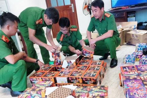Phá đường dây mua, bán pháo trái phép