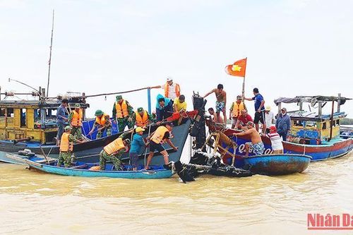 Nỗ lực trục vớt ca-nô du lịch bị cháy và chìm tại bến Cửa Đại