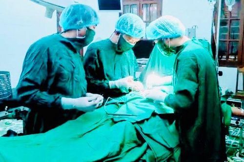 Mổ cấp cứu thành công cho ngư dân giữa đảo xa
