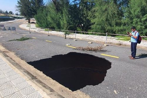 Quảng Bình: Xuất hiện hố sụt lớn trên tuyến đường ven biển