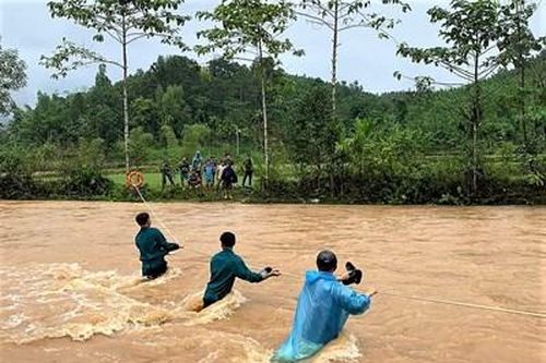 Huyện Ba Tơ di dời 18 công dân về nơi tránh trú an toàn