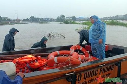 Bộ đội, dân quân sát cánh giúp nhân dân vùng lũ
