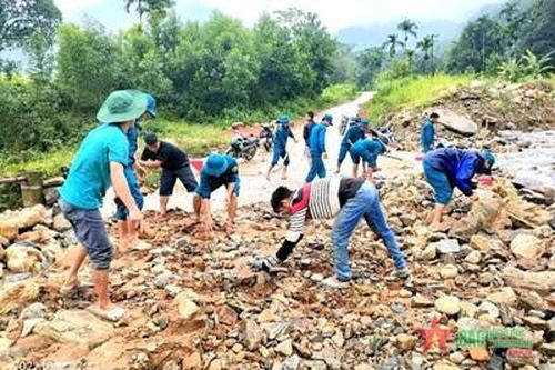 Ban CHQS huyện Minh Long: Giúp dân khắc phục hậu quả sạt lở núi