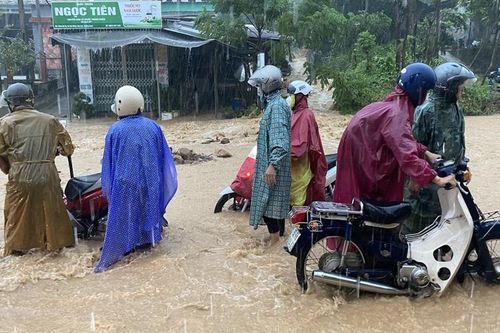 Dầm mình trong mưa lũ giúp dân