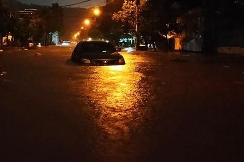 Mưa như trút nước, nhiều khu dân cư tại Quy Nhơn chìm trong 'biển nước'
