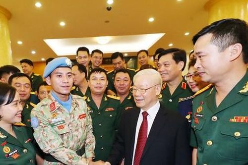 Tổng Bí thư Nguyễn Phú Trọng gặp mặt các đại biểu ưu tú tuổi trẻ Quân đội