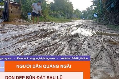 Người dân Quảng Ngãi dọn dẹp bùn đất sau lũ