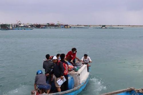 Quảng Ngãi: Khẩn cấp đưa 4 bệnh nhân từ đảo Lý Sơn vào đất liền cấp cứu khi biển động