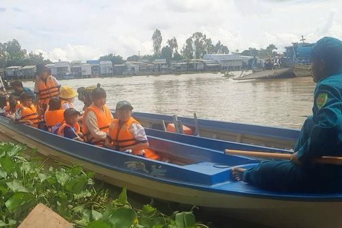 Tổ chức đưa đón học sinh An Giang đến trường trong mùa lũ