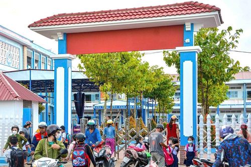 Một trường tiểu học ở Cà Mau hoàn trả 282 triệu đồng thu sai quy định