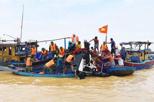 Khẩn trương trục vớt ca nô, tàu du lịch bị cháy trên trên bến Cửa Đại