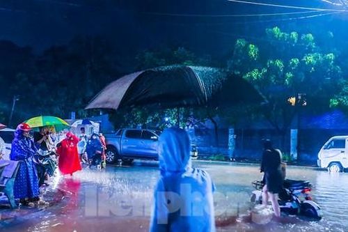 Quy Nhơn: Nước tràn vào nhà, đường biến thành sông sau trận mưa lớn