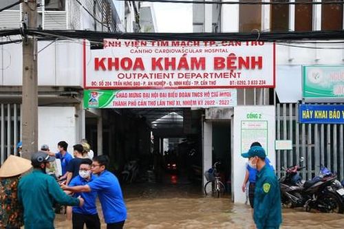Triều cường gây ngập nặng tại bệnh viện ở Cần Thơ
