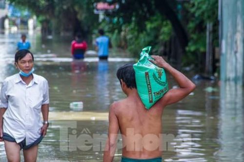 Quy Nhơn ngập cục bộ nhiều nơi, người dân bì bõm lội nước