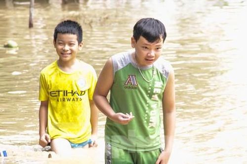 Hơn 42.000 học sinh Bình Định không thể đến trường do lũ lụt