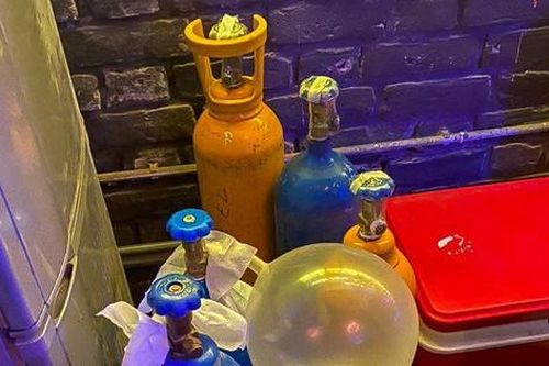 Công an Hà Nội thu giữ hơn 800 bình khí 'bóng cười'