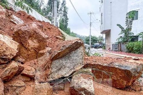 Sạt lở đất đá trong khu dân cư ở Bình Định