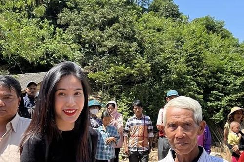 Thủy Tiên tặng sổ tiết kiệm cho bà con vùng lũ ở Nghệ An