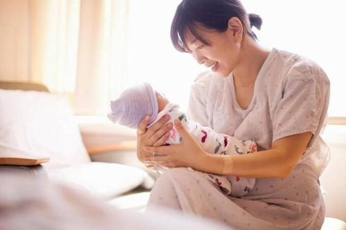 Kiêng tắm sau sinh: Thói quen người xưa gây hại sản phụ ngày nay