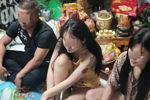 Đánh úp 'tiệc thác loạn' của nhóm nam nữ trong tiệm điện thoại lúc nửa đêm