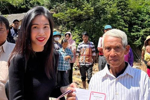 Thủy Tiên lội suối đi làm từ thiện, ghi điểm với hình ảnh giản dị