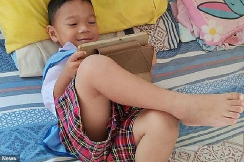 Đứa trẻ thứ 2 sống sót sau vụ thảm sát nhà trẻ Thái Lan: Bị đâm và bắn vào đầu nhưng may mắn vẫn mỉm cười