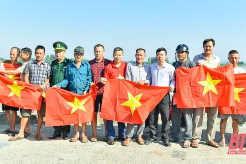 Trao cờ Tổ quốc cho ngư dân Thanh Hóa