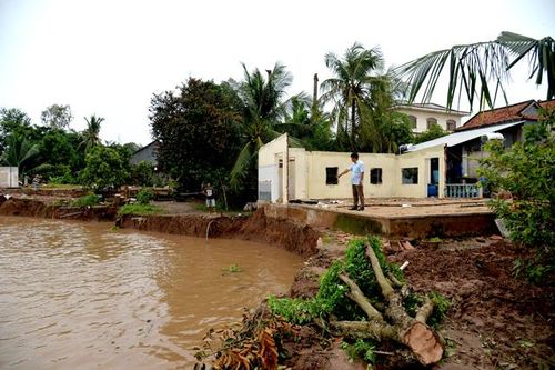 Di dời khẩn cấp các hộ dân do sạt lở đất