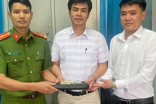Thắp hương tại khu di tích, cán bộ xã bất ngờ phát hiện ví tiền lớn