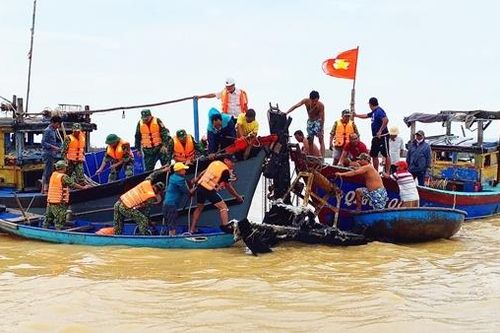 Trục vớt canô, tàu du lịch bị cháy chìm trên bến Cửa Đại phục vụ điều tra