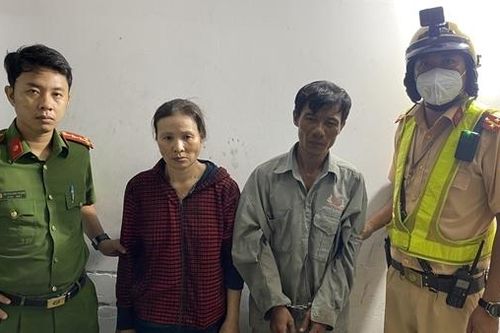 Dùng xe lôi dạo các tuyến đường tháo trộm nắp cống thép