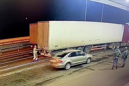 Nga công bố hình ảnh bên trong xe bom tấn công Crimea