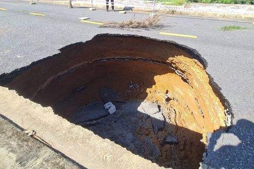 Hố sụt lớn xuất hiện giữa đường tại Quảng Bình