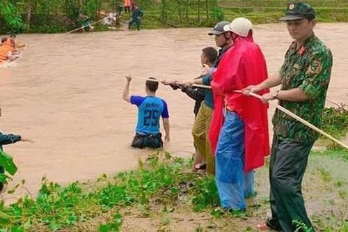 Vượt dòng nước xiết đưa 18 người vùng nguy cơ sạt lở đến nơi an toàn