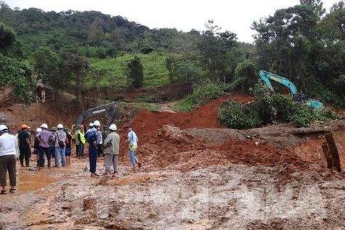Áp thấp nhiệt đới gây mưa diện rộng ở miền Trung, tiếp tục báo động sạt lở đất
