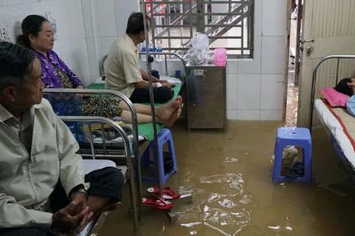 Xót lòng cảnh bệnh viện ngập nước do triều cường, bệnh nhân 'nằm nghe sóng vỗ'